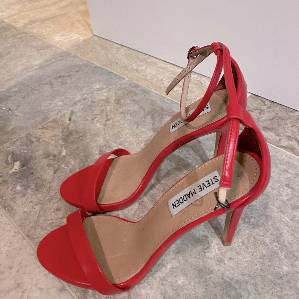 Steve Madden high heels. Size 7.5 in red color.